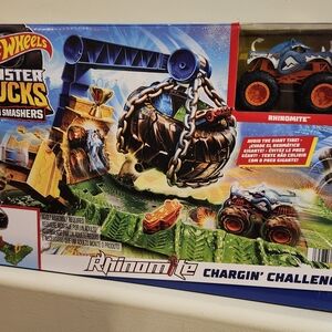 Monster Trucks Chargin' Challenge Playset - Blue and Orange